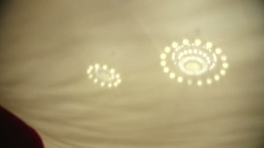 senfonik müzik konserinin başlangıcı, salonda seyirci koltuklarından kapakları kaldırmak