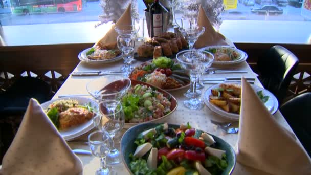 Año Nuevo Mesa Cocina Comida Día Fiesta Cocina Servir Platos — Vídeo de stock