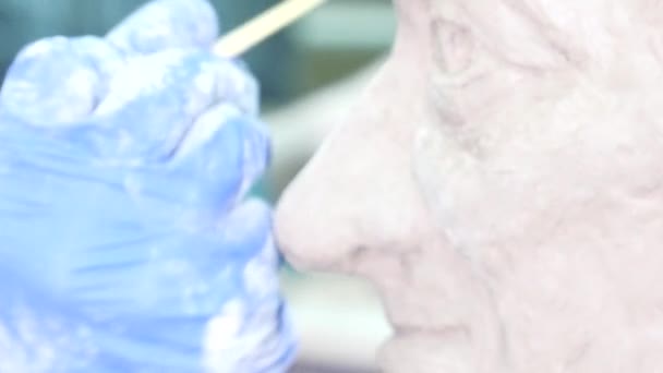 男性的脸使美丽的女性手的雕塑家 — 图库视频影像