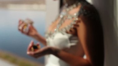 Kız gelin elmas değerli taşlardan bir kolye deniyor.