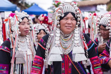 Doi Mae Salong, Chiang Rai - Tayland, 8 Eylül 2018: Akha kadın Akha Swing Festivali geleneksel giysileri ile. Akha Swing Festivali hemen hemen kadın ve doğurganlık hakkında.