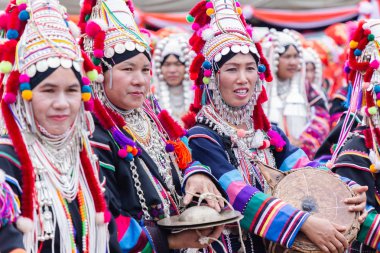 Doi Mae Salong, Chiang Rai - Tayland, 8 Eylül 2018: Akha kadın Akha Swing Festivali geleneksel giysileri ile. Akha Swing Festivali hemen hemen kadın ve doğurganlık hakkında.