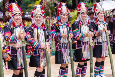 Doi Mae Salong, Chiang Rai - Tayland, 8 Eylül 2018: Akha tepe kabile azınlık Akha Festival Swing dans geleneksel. Akha Swing Festivali hemen hemen kadın ve doğurganlık hakkında.