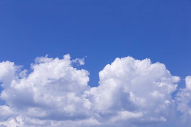 Gökyüzü arka plan beyaz bulutlar ile mavi, güneşli yaz veya bahar günü üzerinde bulutlar yağmur.