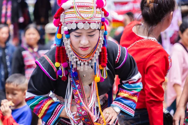 Doi Mae Salong, Chiang Rai - Thailand, 8 September 2018: Mooie jonge Aziatische Dame Akha stam op Akha Swing Festival. De jaarlijkse Akha Swing Festival is vrij veel over vrouwen en vruchtbaarheid. — Stockfoto