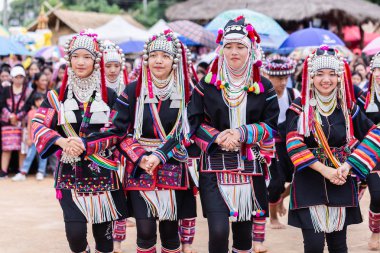 Doi Mae Salong, Chiang Rai - Tayland, 8 Eylül 2018: Akha tepe kabile azınlık Akha Festival Swing dans geleneksel. Akha Swing Festivali hemen hemen kadın ve doğurganlık hakkında.