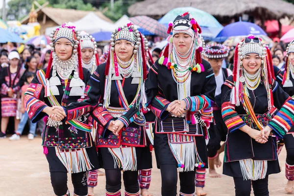 Doi Mae Salong, Chiang Rai - THAÏLANDE, 8 septembre 2018 : Danse traditionnelle minoritaire de la tribu Akha Hill au festival Akha Swing. Le festival annuel Akha Swing est à peu près sur les femmes et la fertilité . — Photo
