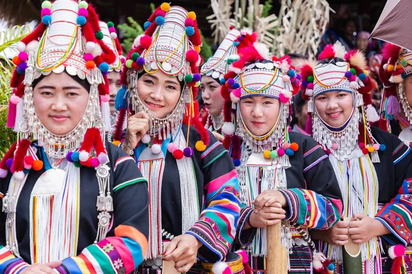 Doi Mae Salong, Chiang Rai - THAILAND, 8 de setembro de 2018: Linda jovem asiática tribo Akha no Akha Swing Festival. O anual Akha Swing Festival é basicamente sobre mulheres e fertilidade . — Fotografia de Stock