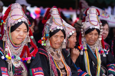 Doi Mae Salong, Chiang Rai - Tayland, 8 Eylül 2018: Akha kadın Akha Swing Festivali geleneksel giysileri ile. Akha Swing Festivali hemen hemen kadın ve doğurganlık hakkında.