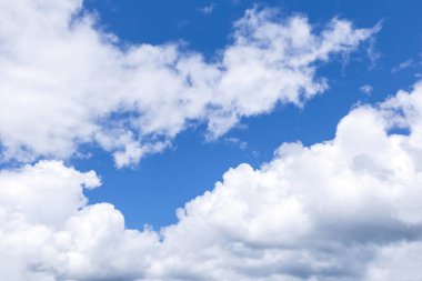 Gökyüzü arka plan beyaz bulutlar ile mavi, güneşli yaz veya bahar günü üzerinde bulutlar yağmur.