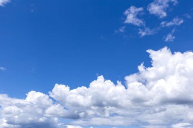 Gökyüzü arka plan beyaz bulutlar ile mavi, güneşli yaz veya bahar günü üzerinde bulutlar yağmur.