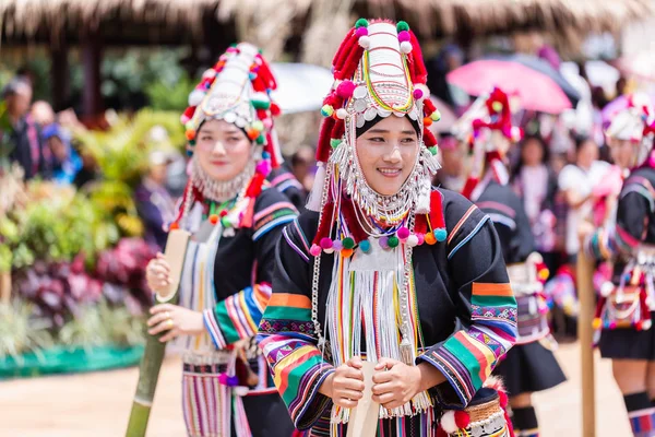 Doi Mae Salong, Chiang Rai - THAILAND, 8. september 2018: Akha Hill stammemindretal traditionel dans på Akha Swing Festival. Den årlige Akha Swing Festival handler stort set om kvinder og fertilitet . - Stock-foto