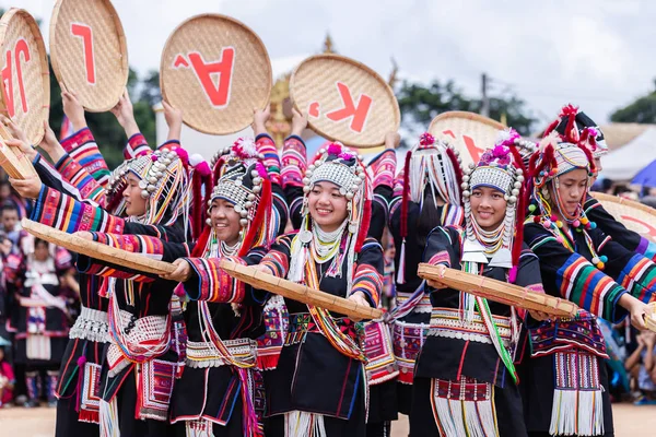 Doi Mae Salong, Chiang Rai - TAILANDIA, 8 de septiembre de 2018: Akha Hill tribe minority traditional dancing on Akha Swing Festival. El festival anual de Akha Swing trata sobre las mujeres y la fertilidad. . —  Fotos de Stock