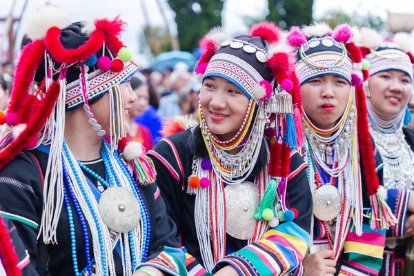 Belle jeune femme asiatique tribu Akha sur Akha Swing Festival. Le festival annuel Akha Swing est à peu près sur les femmes et la fertilité . — Photo