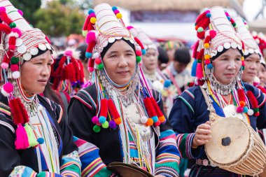 Akha kadın Akha Swing Festivali geleneksel giysileri ile. Akha Swing Festivali hemen hemen kadın ve doğurganlık hakkında.