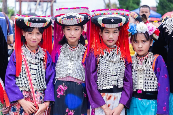 Lisu hill-tribe menina pré-adolescente usa trajes tribais tradicionais com preto circular Lisu cobertura para a cabeça no Akha Swing Festival 2018 . — Fotografia de Stock