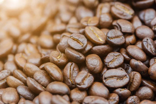 Brown kavrulmuş kahve çekirdekleri doku arka plan için yiyecek ve içecek veya tarım konsept tasarımı