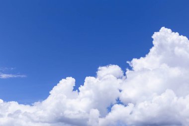 Gökyüzü arka plan beyaz bulutlar ile mavi, güneşli yaz veya bahar günü üzerinde bulutlar yağmur.