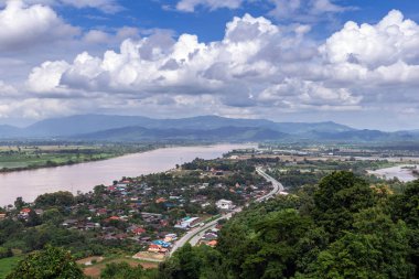 Mekong Nehri, Chiang Saen district, Chiang Rai il içinde Tayland, gökyüzü bulutlu peyzaj yüksek açılı görünüş.