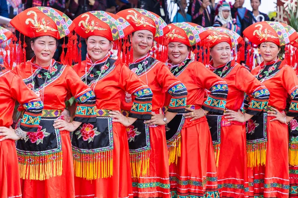 Bella donna cinese con abbigliamento tradizionale cinese Yunnan su Akha Swing Festival 2018 . — Foto Stock