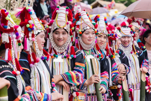 Schöne junge asiatische Dame akha Stamm auf akha Swing Festival. das jährliche akha swing festival dreht sich ziemlich viel um Frauen und Fruchtbarkeit. — Stockfoto