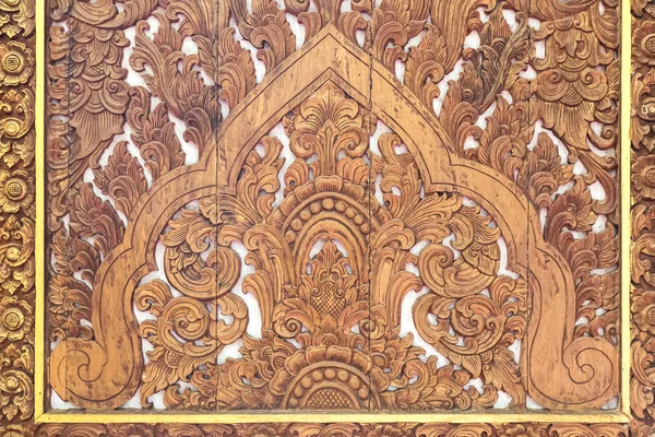 Details feiner Holzschnitzkunst. an thailändische Kunst und Kunsthandwerk im Tempel. — Stockfoto