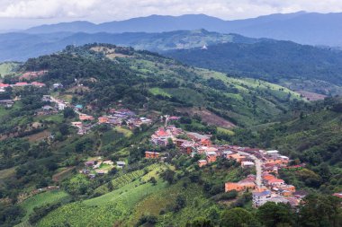 Doi Mae Salong dağ tepe kabile köyü ile yüksek açı görünümü manzara. Doi Mae Salong ilinin Chiang Rai, Tayland Kuzey kısmında olduğunu.