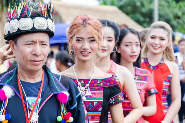 Красивая юная азиатка племя Аха Хилл на фестивале Аха Свинг. Ежегодный Akha Swing Festival посвящен женщинам и плодородию. . — стоковое фото