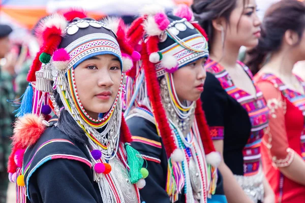 Linda jovem asiático senhora Akha colina tribo em Akha Swing Festival. O anual Akha Swing Festival é basicamente sobre mulheres e fertilidade . — Fotografia de Stock