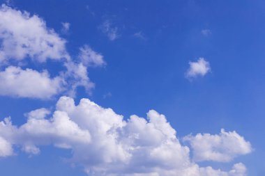 Mavi gökyüzü ve beyaz bulutlar, yağmur bulutları güneşli yaz veya bahar günü.
