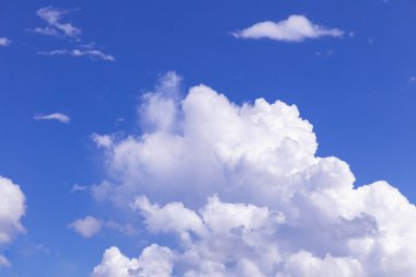 Mavi gökyüzü ve beyaz bulutlar, yağmur bulutları güneşli yaz veya bahar günü.