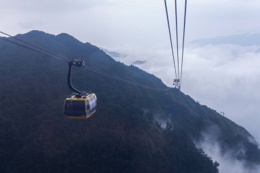 Elektrik kablo araba gitmek için Fansipan dağ tepe Çinhindi, Sapa, Vietnam, 3,143 metre en yüksek dağı.