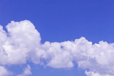 Mavi gökyüzü ve beyaz bulutlar, yağmur bulutları güneşli yaz veya bahar günü.