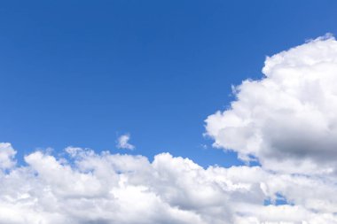 Mavi gökyüzü ve beyaz bulutlar, yağmur bulutları güneşli yaz veya bahar günü.