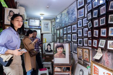 Popüler bir seyahat beldesi olan Ciqikou antik kentinde alışveriş yapan turistler.