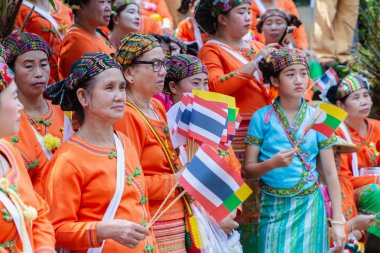 Shan veya Tai Yai Grubu (Myanmar ve Tayland bölgelerinde yaşayan etnik grup) kabile elbise Shan Yeni Yıl kutlamaları yerli dans yapmak.