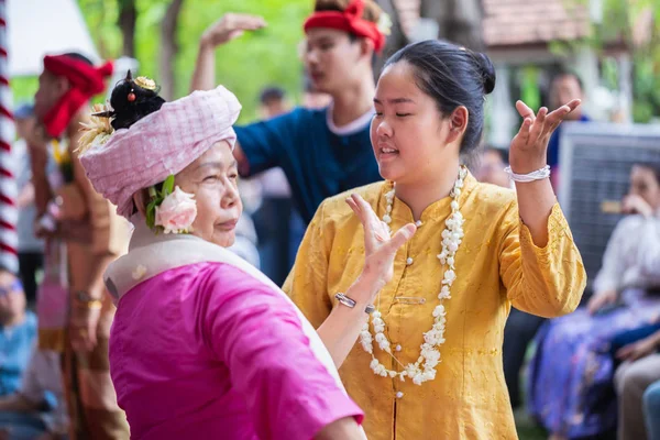 Spirit dance (Fon Phee) sjælen af Lanna folk i det nordlige Thailand. Folk tror, at ånd kan bringe frugtbarhed og fred til hverdagen. . - Stock-foto