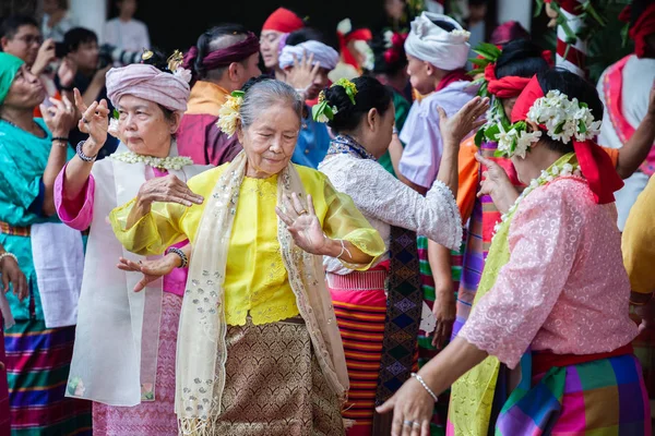 Дух танцует (Fon Phee) душу народа Ланна на севере Таиланда. Люди верят, что дух может принести плодородие и мир в повседневную жизнь . — стоковое фото