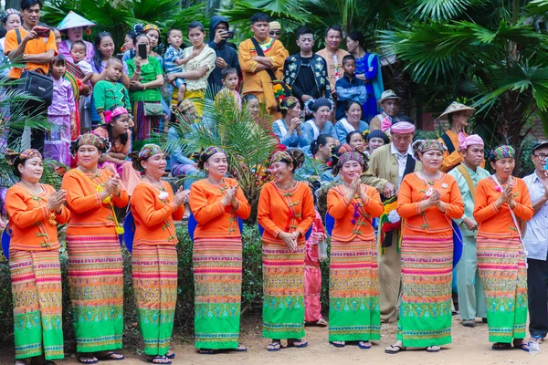 Gruppe der Shan oder Tai Yai (ethnische Gruppe, die in Teilen von Myanmar und Thailand lebt) in Stammeskleidung tanzen bei Shan-Neujahrsfeiern einheimische Tänze. — Stockfoto