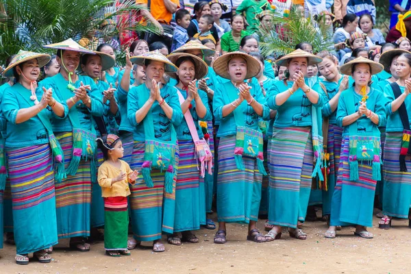 Groupe de Shan ou Tai Yai (groupe ethnique vivant dans certaines parties du Myanmar et de la Thaïlande) en robe tribale font danse autochtone dans les célébrations du Nouvel An Shan . — Photo