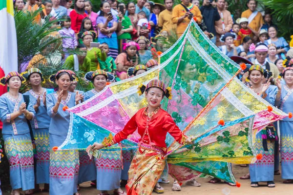 Group of Shan or Tai Yai (ethnic group living in parts of Myanmar and Thailand) in tribal dress do native dancing in Shan New Year celebrations. — Stock Photo, Image