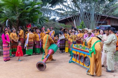 Shan veya Tai Yai Grubu (Myanmar ve Tayland bölgelerinde yaşayan etnik grup) kabile elbise Shan Yeni Yıl kutlamaları yerli dans yapmak.