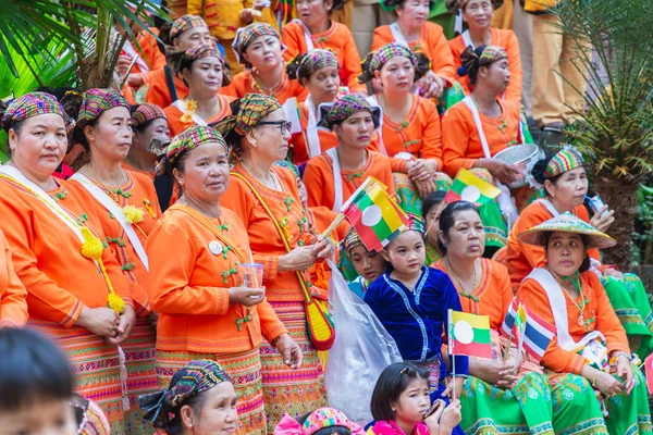 Gruppe af Shan eller Tai Yai (etnisk gruppe, der bor i dele af Myanmar og Thailand) i stammekjole gør indfødte dans i Shan nytår festlighederne . - Stock-foto