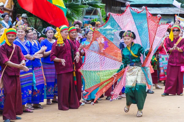 Groupe de Shan ou Tai Yai (groupe ethnique vivant dans certaines parties du Myanmar et de la Thaïlande) en robe tribale font danse autochtone dans les célébrations du Nouvel An Shan . — Photo