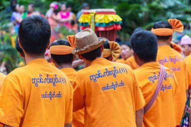 Shan veya Tai Yai Grubu (Myanmar ve Tayland bölgelerinde yaşayan etnik grup) kabile elbise Shan Yeni Yıl kutlamaları yerli dans yapmak.