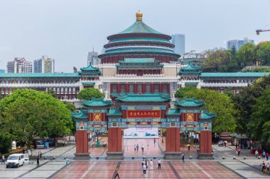 Chongqing Halk Meydanı veya Chongqing Halk Oditoryumu, Chongqing, Çin en ünlü yerlerinden biri Büyük Salonu ziyaret eden insanların kalabalıklar