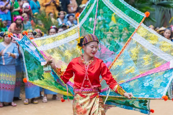 部族のドレスを着たシャンまたはタイヤイ(ミャンマーとタイの一部に住む民族グループ)のグループは、シャン新年のお祝いでネイティブダンスを行います. — ストック写真
