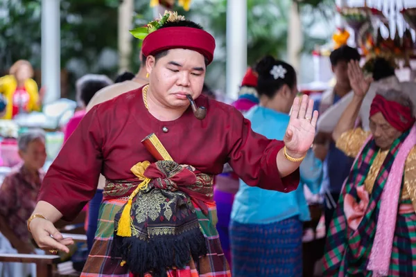 Дух танцует (Fon Phee) душу народа Ланна на севере Таиланда. Люди верят, что дух может принести плодородие и мир в повседневную жизнь . — стоковое фото