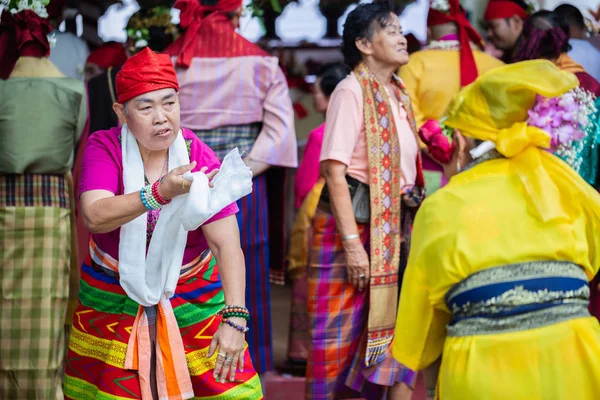 Spirit dance (Fon Phee) sjælen af Lanna folk i det nordlige Thailand. Folk tror, at ånd kan bringe frugtbarhed og fred til hverdagen. . - Stock-foto