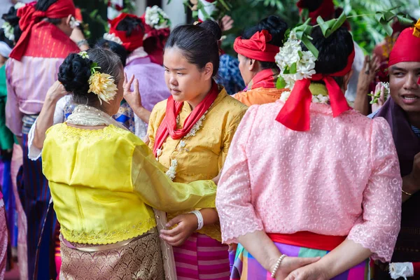 Spirito danza (Fon Phee) l'anima del popolo Lanna nel nord della Thailandia. La gente crede che lo spirito possa portare fertilità e pace nella vita di tutti i giorni . — Foto Stock